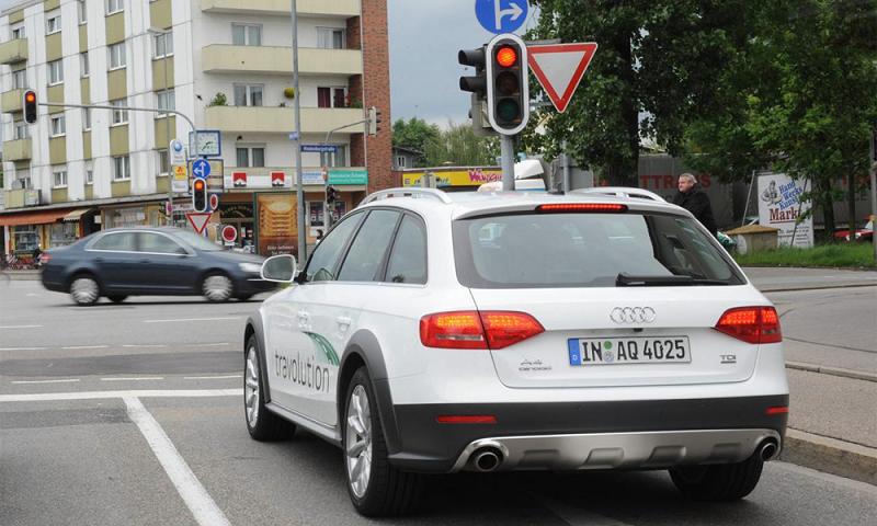 Компания Audi научила разговаривать свои автомобили со светоформами